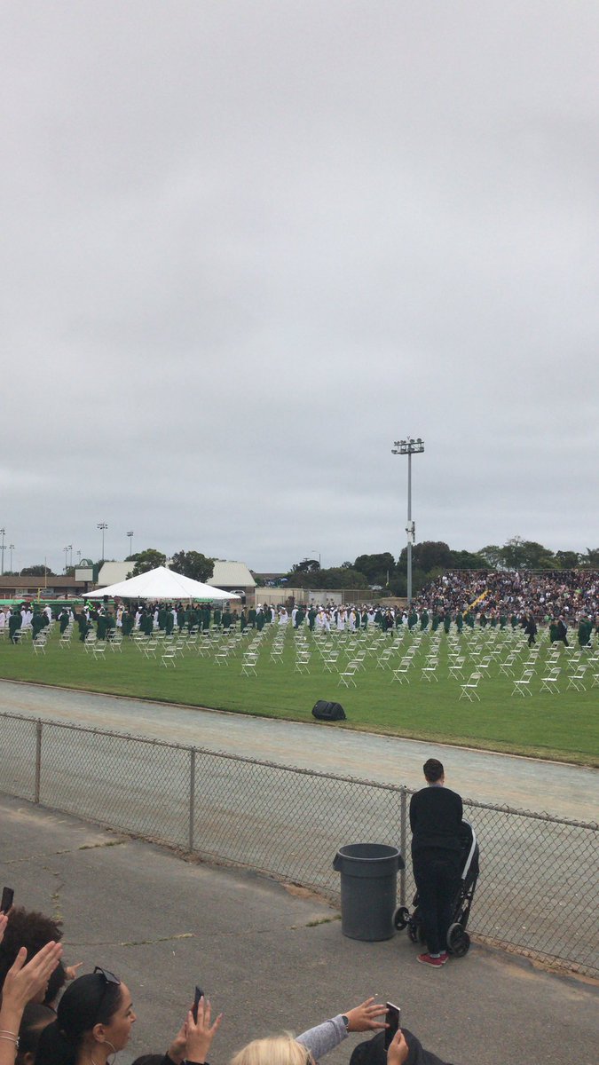 onazolfirst's tweet photo. Graduation at Mar Vista High school https://t.co/UePzOEubAX