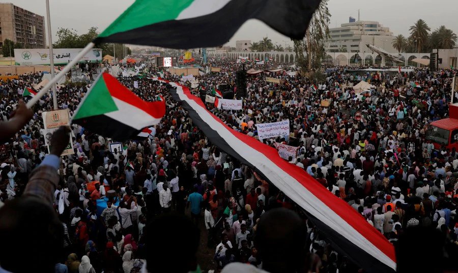 not only did we lose hundreds of precious souls, but we also lost the one place in sudan we felt safe. this place brought us together and brought out the best in us. this place was what we envisioned for sudan and they took it away from us. 
#SudanUprising #مجزرة_القيادة_العامة