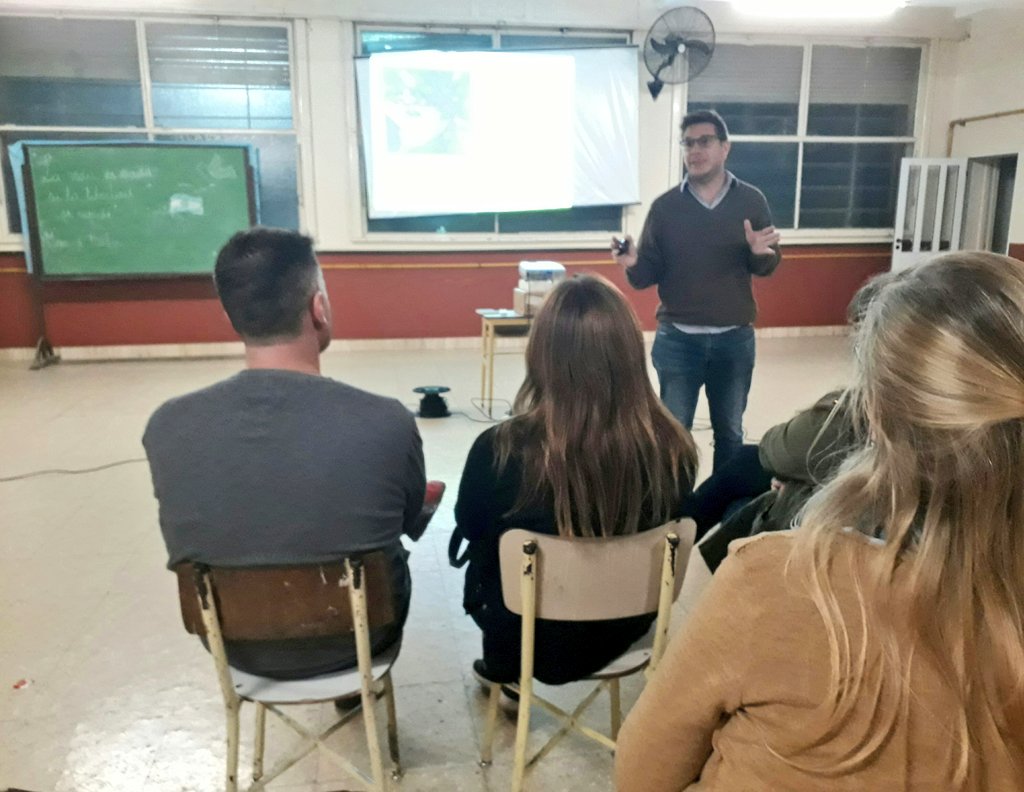 woodesteban's tweet photo. Con eje en la prevención del consumo de #alcohol en adolescentes, junto a @jabrucetta dictamos un taller para padres del Instituto Divino Corazón. #EMD #ChascomusPreventor https://t.co/rlEDuS2PuD