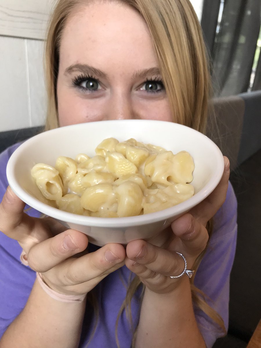 haileyrenee12's tweet photo. We LOVE Panera Bread’s macaroni and would love it even more if we could have it at our wedding! ❤️ @panerabread https://t.co/br1gL5hnbu