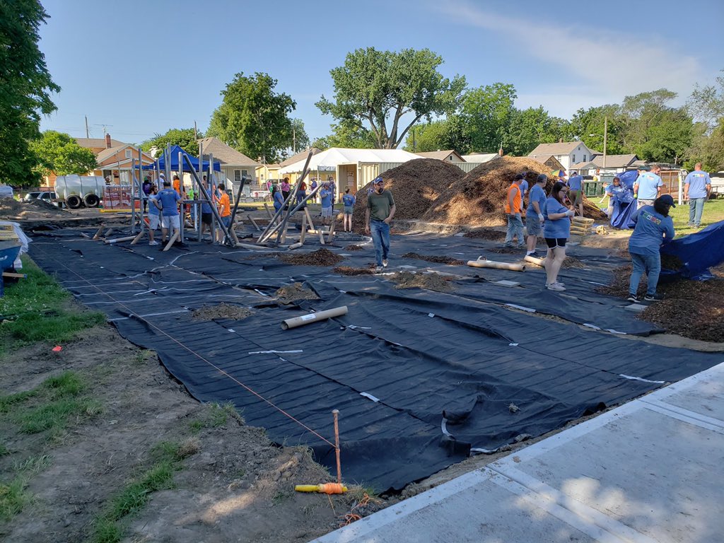 KCKPolice's tweet photo. In six hours, @kaboom and @CarMaxCares helped replace the playground at 1027 Kansas Ave.  It's amazing what a couple hundred well-organized volunteers can do in a few hours.  #playmatters #KCKPD #CommunityPolicing https://t.co/Pan32ohclS