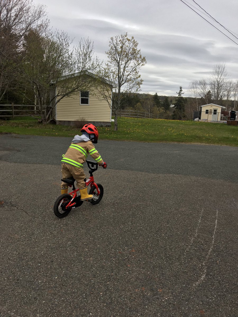 Start them young!  #levelpedals #straightlines #funinthedriveway #getthemhookedearly #getoutside #bikingrocks