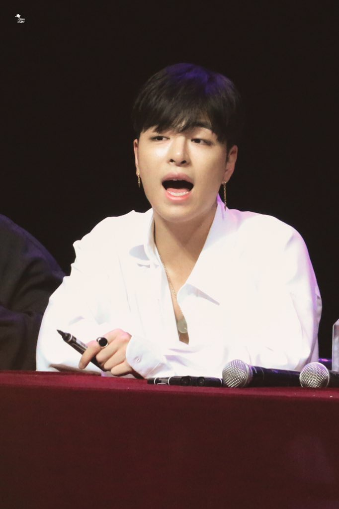 Co_KooJunHoe's tweet photo. 180916 Tianjing Fan Sign Event 天津签售会

#구준회 #준회 #ジュネ
#JUNE #具晙会 #具俊会 
#iKON #아이콘 https://t.co/AUcBmJnaRX