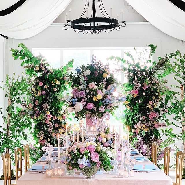 Day one of this summers 3 weddings in 3 days course ... #sabine3weddings  #floralinstallation #flowerclass #tablescape #tabledecor #weddingintensive #weddingflowersinspiration #weddingflowerdecor bit.ly/2EUmAW1