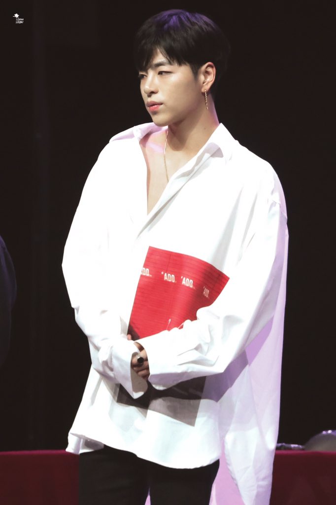 Co_KooJunHoe's tweet photo. 180916 Tianjing Fan Sign Event 天津签售会

#구준회 #준회 #ジュネ
#JUNE #具晙会 #具俊会 
#iKON #아이콘 https://t.co/Pn2DPGiyLv