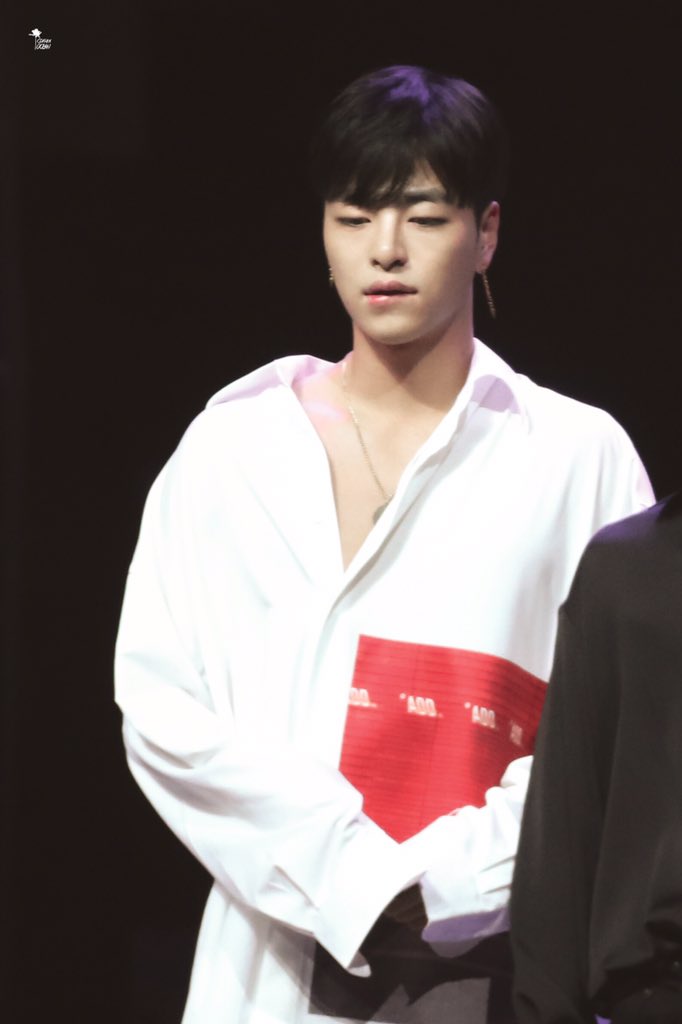 Co_KooJunHoe's tweet photo. 180916 Tianjing Fan Sign Event 天津签售会

#구준회 #준회 #ジュネ
#JUNE #具晙会 #具俊会 
#iKON #아이콘 https://t.co/Pn2DPGiyLv