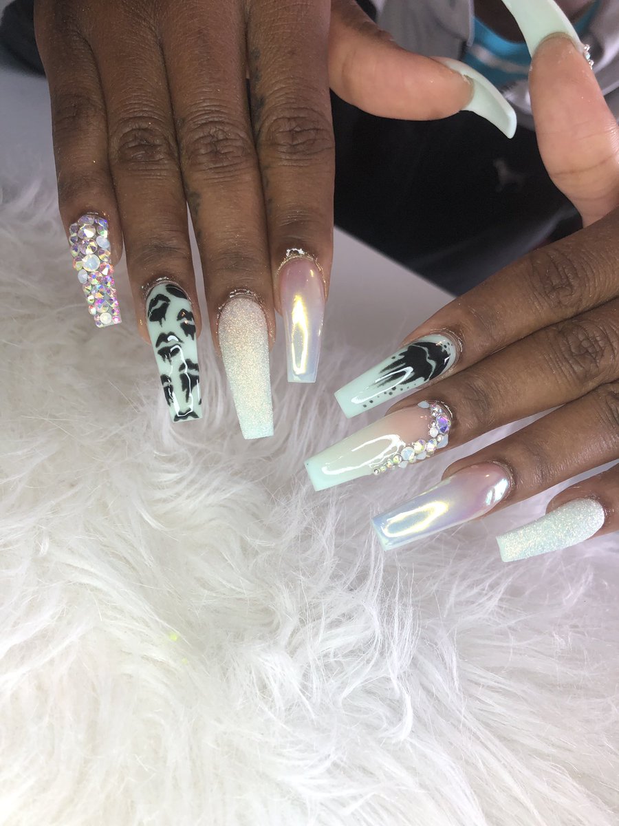 firstBEAUTY_'s tweet photo. 👋🏽Nail tech from Cola, S.C. That will be doing nails in Atlanta from July 11th-13th. Please retweet this so someone from Atlanta and surrounding areas could see this and get their nails done! #blacknailtech #atlnails 
Follow my IG: Nailzbydejaterrell https://t.co/cfRdE7cyD3