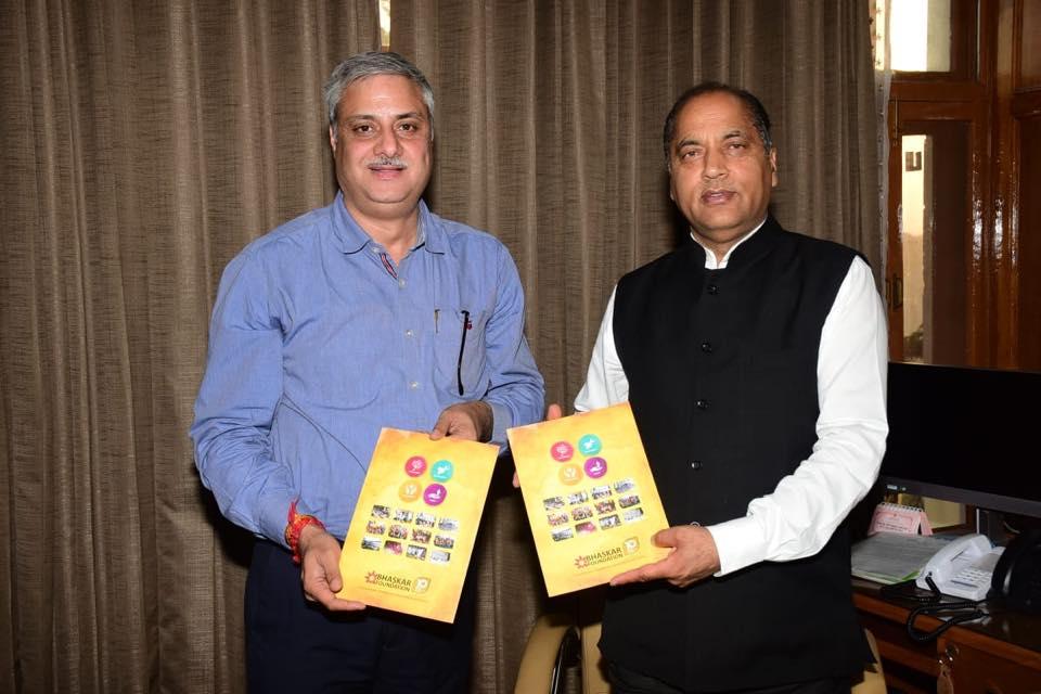 BhaskFoundation's tweet photo. Shri Jairam Thakur, Hon'ble Chief Minister, Himachal Pradesh shares a moment with Bhaskar Foundation Chairman Shri Sanjay Ganjoo https://t.co/3Hx9jJeY5Y