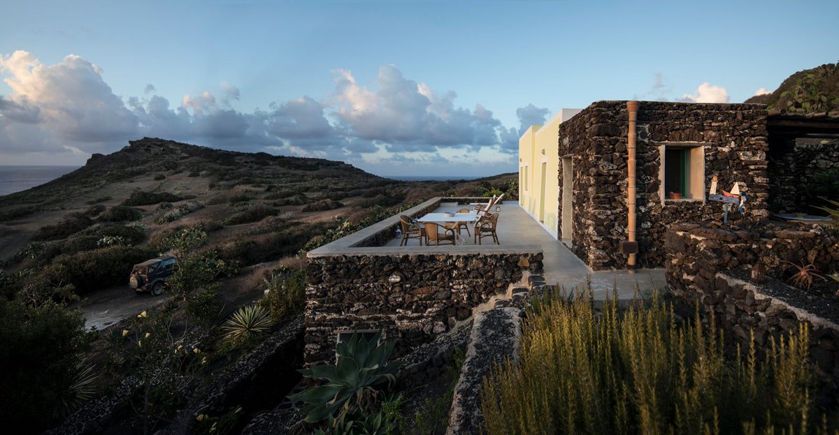 INTERNIMagazine's tweet image. Rifugio a #Linosa. Una casa in pietra lavica, posta ai piedi di un vulcano spento, all’interno di un’area naturale protetta. Il progetto materico e poetico dell'architetto #GiovanniLauda bit.ly/2QQN8MS