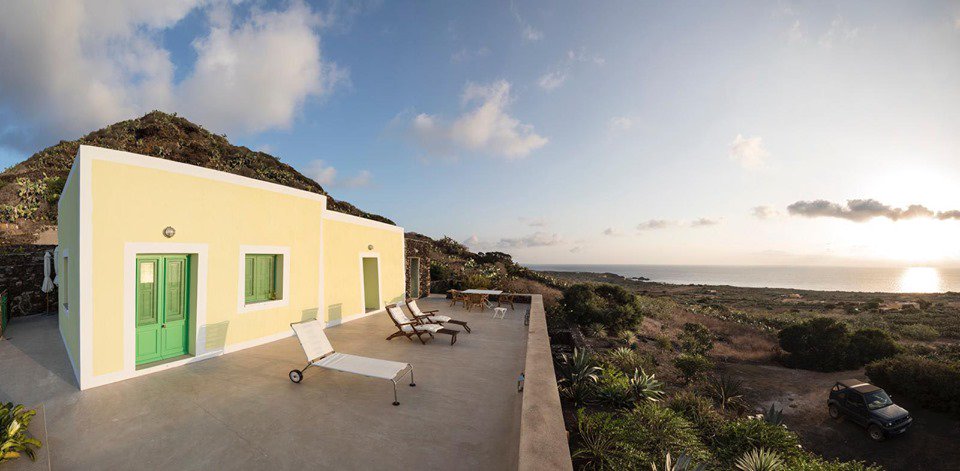 INTERNIMagazine's tweet image. Rifugio a #Linosa. Una casa in pietra lavica, posta ai piedi di un vulcano spento, all’interno di un’area naturale protetta. Il progetto materico e poetico dell'architetto #GiovanniLauda bit.ly/2QQN8MS