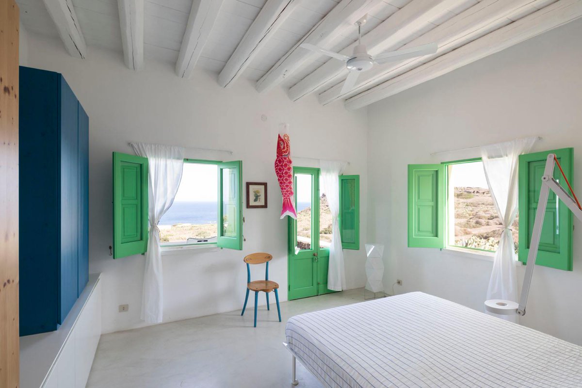 INTERNIMagazine's tweet image. Rifugio a #Linosa. Una casa in pietra lavica, posta ai piedi di un vulcano spento, all’interno di un’area naturale protetta. Il progetto materico e poetico dell'architetto #GiovanniLauda bit.ly/2QQN8MS