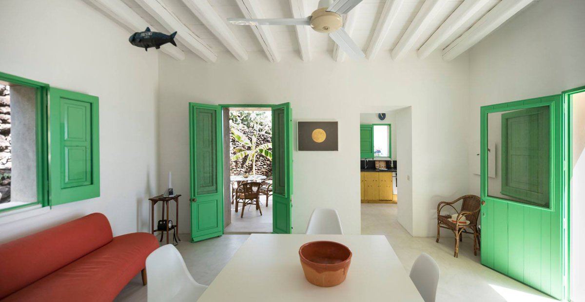 INTERNIMagazine's tweet image. Rifugio a #Linosa. Una casa in pietra lavica, posta ai piedi di un vulcano spento, all’interno di un’area naturale protetta. Il progetto materico e poetico dell'architetto #GiovanniLauda bit.ly/2QQN8MS