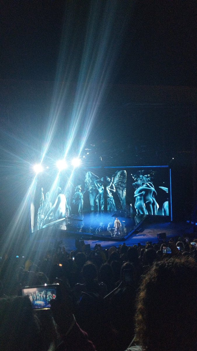 Haven't seen visuals or a crowd this insane for a long time. <a href="/billieeilish/">billie eilish</a> killed RR tonight