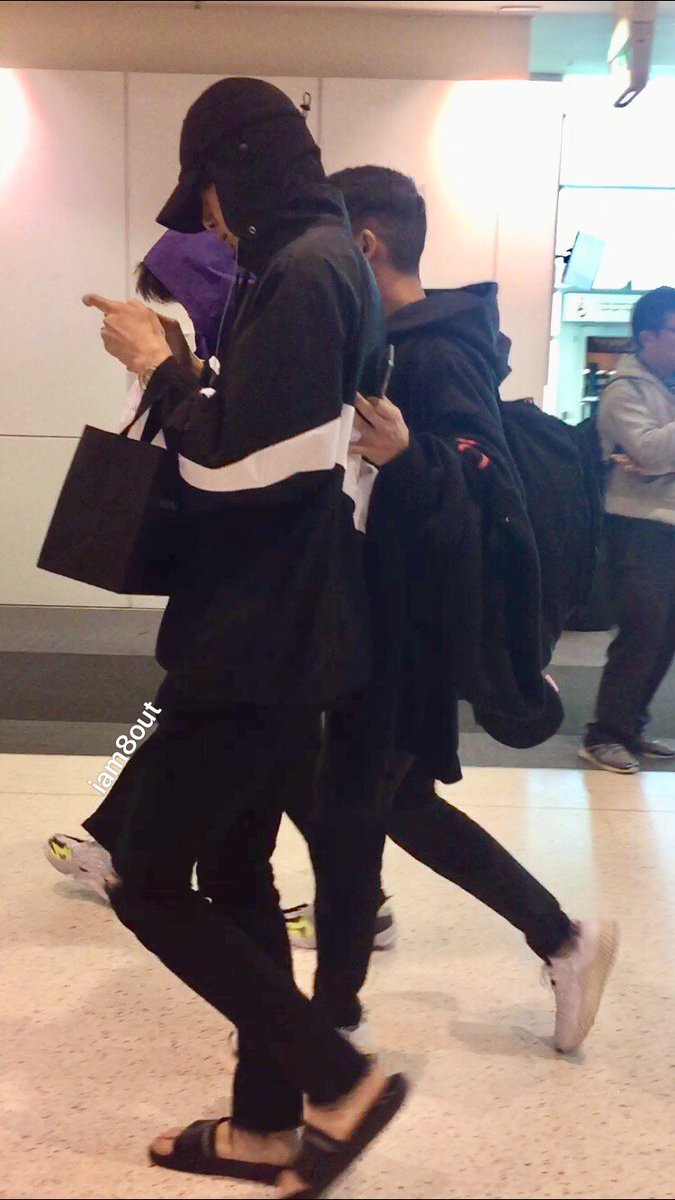 yookihyun67's tweet photo. 190606
🐶🐢

Minhyuk and Hyungwon were busy playing game on their phone while walking, so the staff guided their way lol 😂😂😂

👉 iam8out
@OfficialMonstaX #몬스타엑스 #민혁 #형원 #MonstaX #minhyuk #hyungwon https://t.co/Tt3gF4XObD