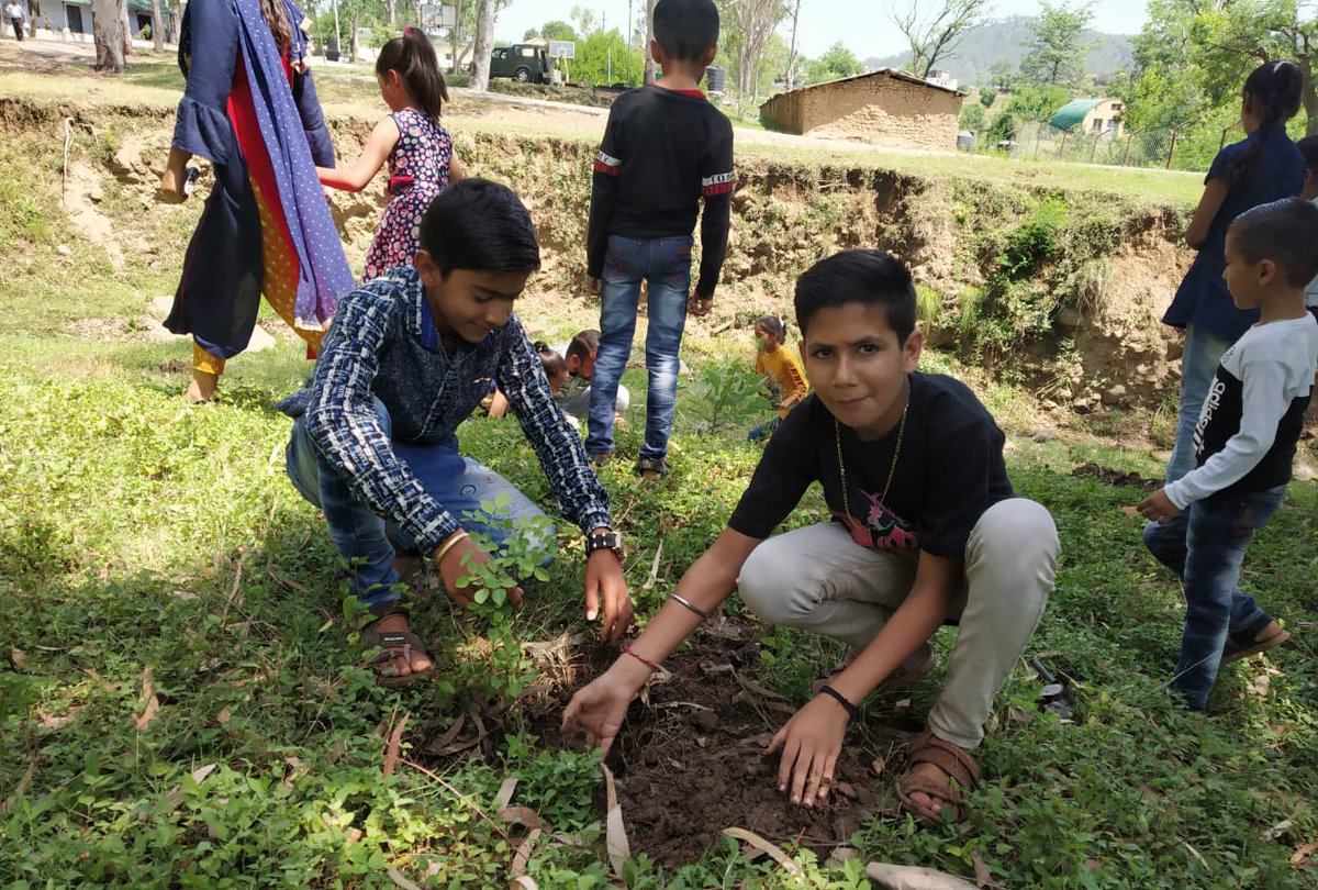 Whiteknight_IA's tweet photo. #IndianArmy celebrated #WorldEnvironmentDay at Kalsiyan in Naushera District. Plantation drive &amp; Painting Competition was org on the theme of 'Connecting People to Nation'. #ArmyForEnvironment @adgpi https://t.co/IdoQhPB29x