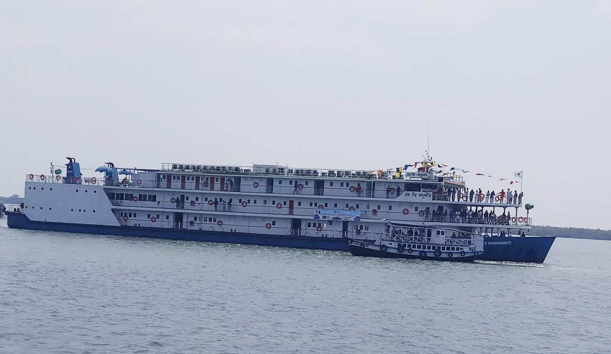 B'desh #InlandWaterTransport Authority passenger ship MV Madhumoti enters Indian waters @ Hemnagar during maiden #voyage frm Narayanganj(B'desh) to #Kolkata recently. This coincided wth Indian #Cruise ship RV #Bengal #Ganga making its inaugural  Kol-Dhaka trip. @shipmin_india