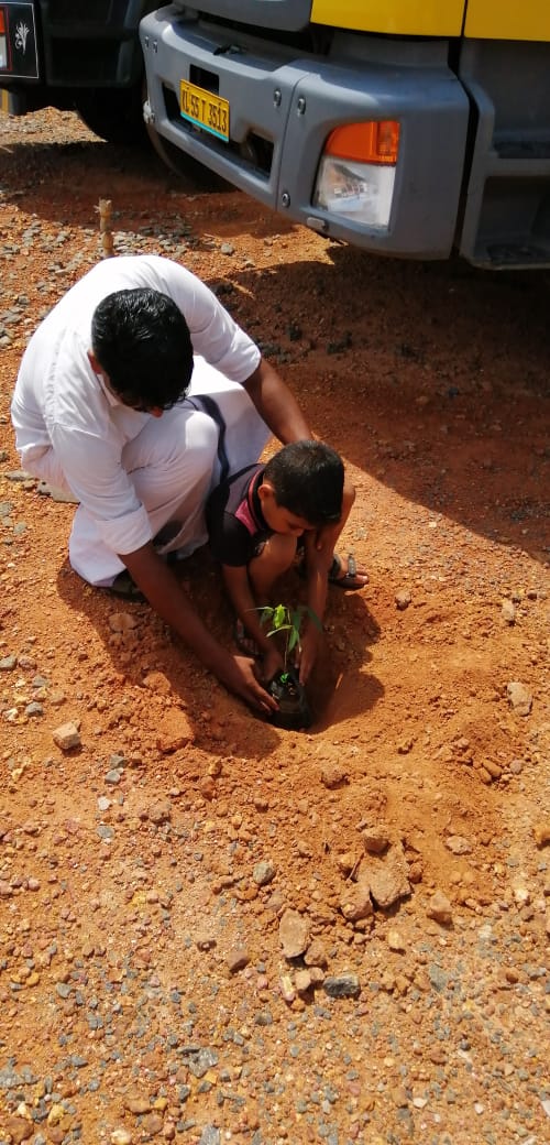 AutobahnCorp's tweet photo. #Worldenvironmentday with our Little Customer

Plant a Tree for your Future..  #AutobahnTrucking https://t.co/rkw5Gus7eM