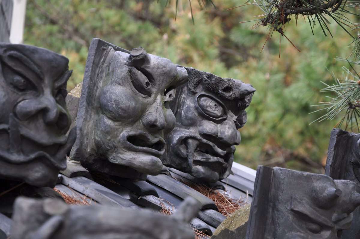 GaijinIn's tweet photo. Hidden in Keino Matsubara Beach is a mask courtyard full of old tiles and masks of Japanese ogres, known as Onigawara. You can take a look at hundreds of Onigawara – but careful, they might just be watching you back.

#traditional #japan #onigawara #japanese #ogre #hyogo #kansai https://t.co/67uHUMbep2