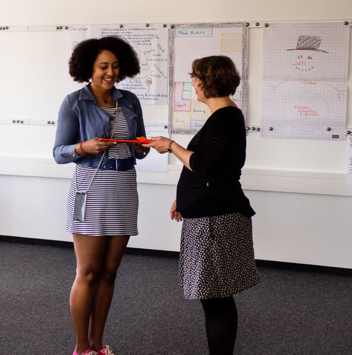 Talente_fhdo's tweet photo. 3 Monate Orientierung liegen hinter den Absolvent*innen des #TalentKolleg #Ruhr an der @fh_dortmund . 
Die Teilnehmer*innen nehmen viele Erkenntnisse über ihre Stärken, Ziele und (beruflichen) Möglichkeiten mit. Wir wünschen ihnen alles Gute für ihren weiteren Weg!
@MercatorDE https://t.co/cdtlpMG87d