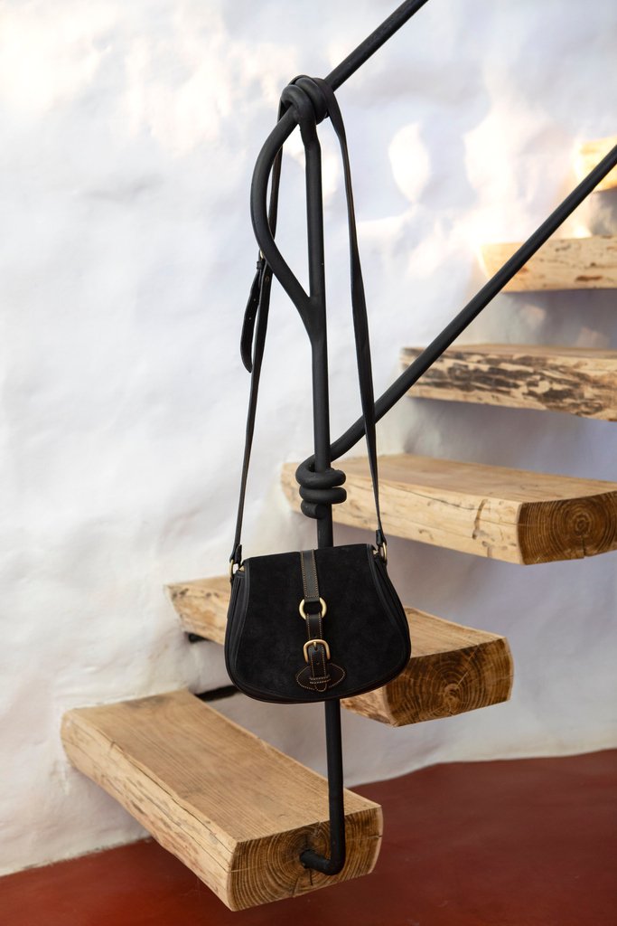 penelopechilver's tweet photo. Timless Appeal | Our signature Tambor bag in black suede | #saddlebags #equestianinspired #coreclassics https://t.co/b93Cd9LEce