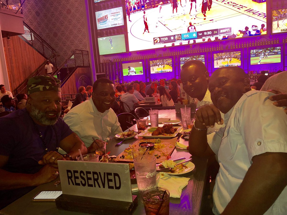 DerrikTAllen's tweet image. 26 years out of West Point and haven’t seen each other in years collectively but it’s like not a Day has gone by. #EternalBrothers #PoorLighting 😁