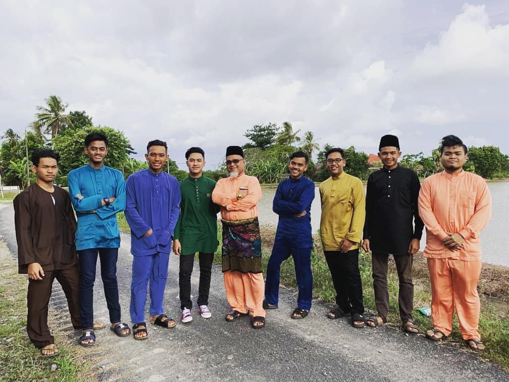 shahrilsofi_'s tweet photo. Selamat Hari Raya💥#teamrayakampung #teamtaklupacikgu #batch00 https://t.co/qREYMQnkEE