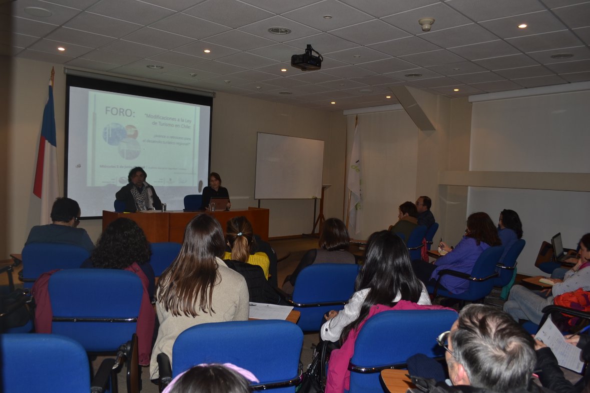 APROT2's tweet photo. Hoy como @aprot llevamos a cabo el Foro sobre la #LeydeTurismo y sus modificaciones, agradecemos a todos los participantes en este dialogo ciudadano  fundamental @municoyhaique  @sernaturaysen @aysen_turismo  @PerTurismoAysen  @UAChPatagonia @goreaysen https://t.co/CmDY56DQb6