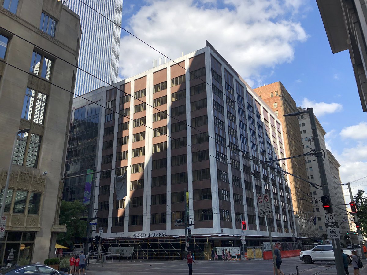 SmartOfDarkness's tweet photo. Good look at the building @archerfxx operates out of in @DowntownHouston https://t.co/5rvd9dDRQB