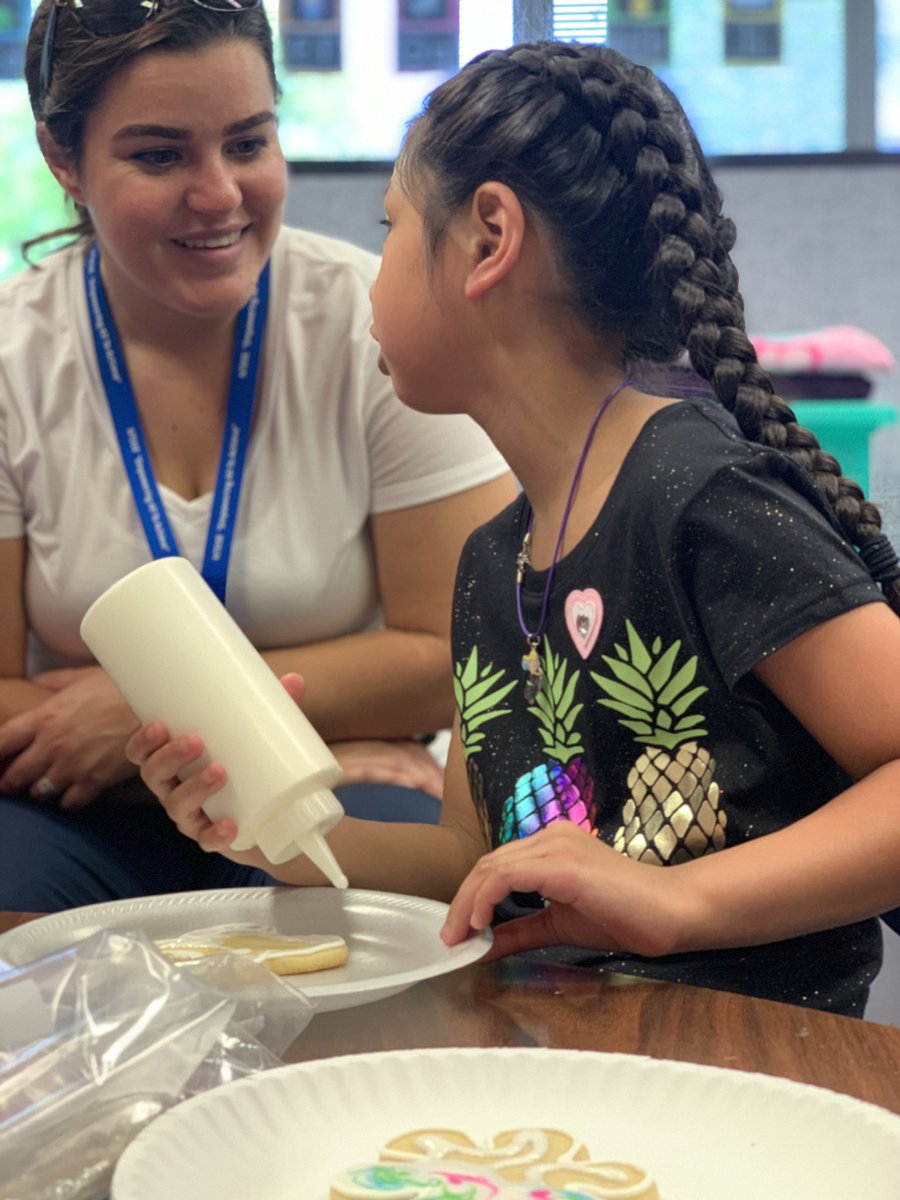 RobertaKruszew2's tweet photo. Thanks Hynes for coming to visit us! We had such an amazing time playing and decorating cookies! See you in the Fall ❤️@SELwithMrsB @MsTs_kids https://t.co/Qb7pTvPXbC