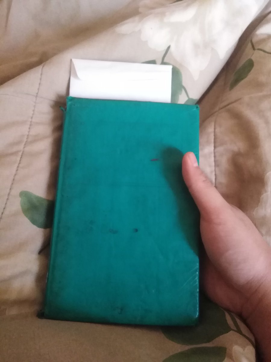musalmantoya_'s tweet photo. Benarlah orang kata ; hutang emas boleh dibayar, hutang budi dibawa mati.

Semalam pulang ke kampung, semasa di rumah Busu Razak (adik arwah Papa), dia ada berikan sebuah buku bersama sepucuk surat.

Buku yang dipinjamkan arwah ke teman sekampung 48 tahun yang lepas. https://t.co/ITKrdwllhP