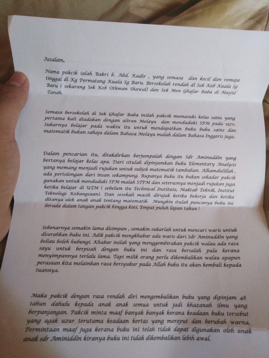 musalmantoya_'s tweet photo. Benarlah orang kata ; hutang emas boleh dibayar, hutang budi dibawa mati.

Semalam pulang ke kampung, semasa di rumah Busu Razak (adik arwah Papa), dia ada berikan sebuah buku bersama sepucuk surat.

Buku yang dipinjamkan arwah ke teman sekampung 48 tahun yang lepas. https://t.co/ITKrdwllhP