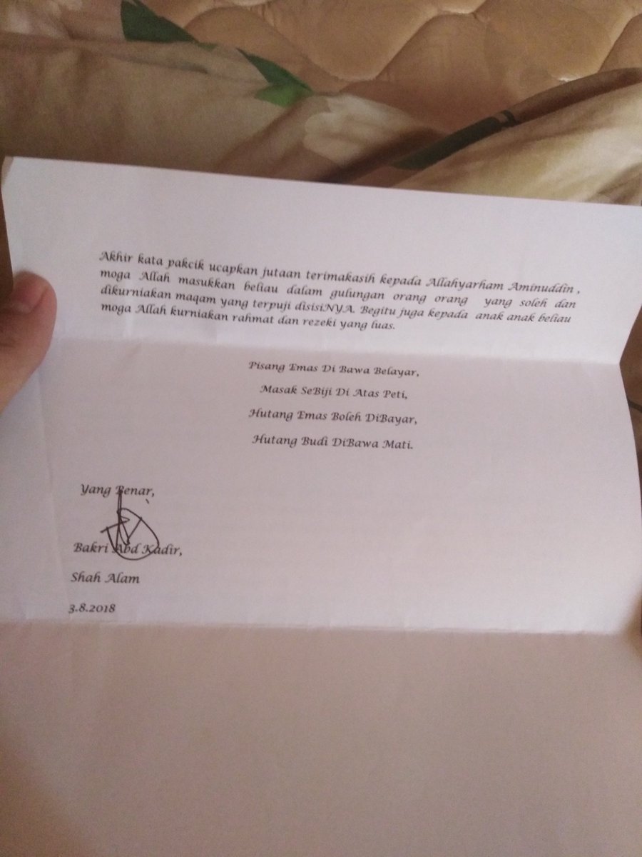 musalmantoya_'s tweet photo. Benarlah orang kata ; hutang emas boleh dibayar, hutang budi dibawa mati.

Semalam pulang ke kampung, semasa di rumah Busu Razak (adik arwah Papa), dia ada berikan sebuah buku bersama sepucuk surat.

Buku yang dipinjamkan arwah ke teman sekampung 48 tahun yang lepas. https://t.co/ITKrdwllhP