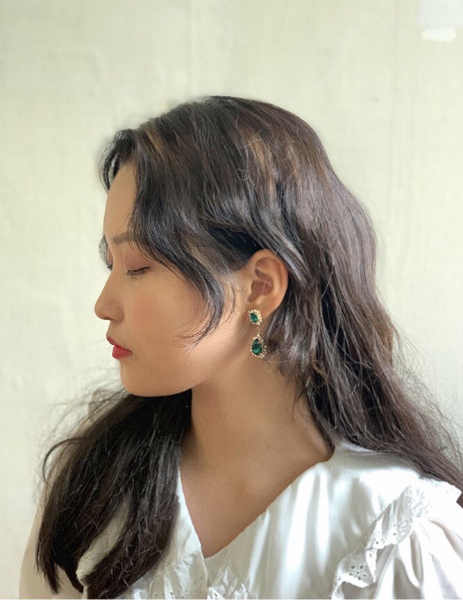 _mimiclub2_'s tweet photo. avel earring

✔️PRICE 11,000

✔️COLOR 그린 (GREEN)

✔️PIN 무니켈침(Nickel free post)

✔️COMMENT

중세시대풍의 엔틱한 스타일을 표현한 귀걸이에요.

넥이 트인 상의에 매치하면 시선이 귀걸이에 집중되 목이 더 길고 얇아보이는 효과를 줘요.

흰 블라우스에 착용한다면 포인트 아이템이 돼요. https://t.co/b5swec9lR1