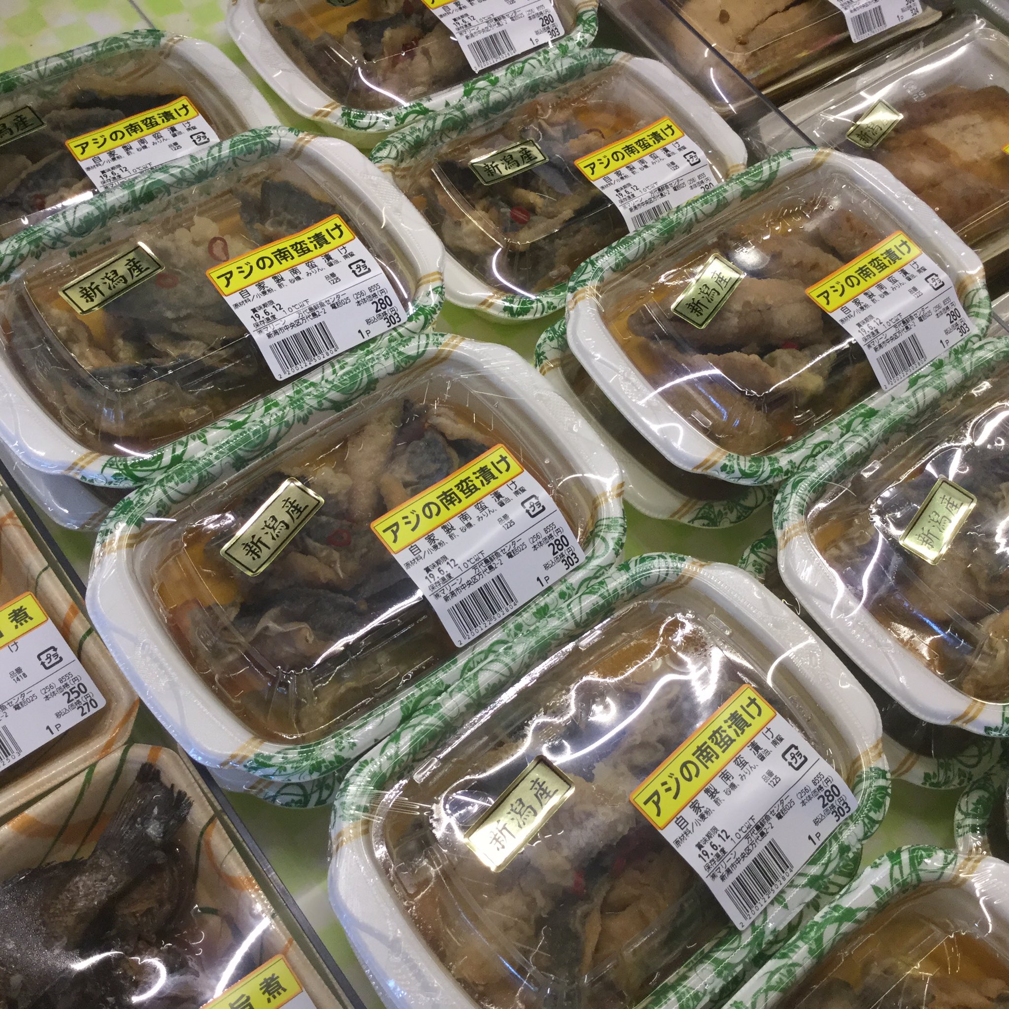 万代島鮮魚センター 公式 本日は新潟産の旬のアジが一段と目を引きます 鮮魚コーナーに並んでいるのは真あじ ですが惣菜コーナーには若魚の豆アジを使った南蛮漬けが並んでいます 新潟県 新潟市 ピアbandai 万代島鮮魚センター 鮮魚 アジ 真 万代島鮮魚センター 公式 本日は新潟産の旬のアジが一段と目を引きます 鮮魚コーナーに並んでいるのは真あじ ですが惣菜コーナーには若魚の豆アジを使った南蛮漬けが並んでいます 新潟県 新潟市 ピアbandai 万代島鮮魚センター 鮮魚 アジ 真