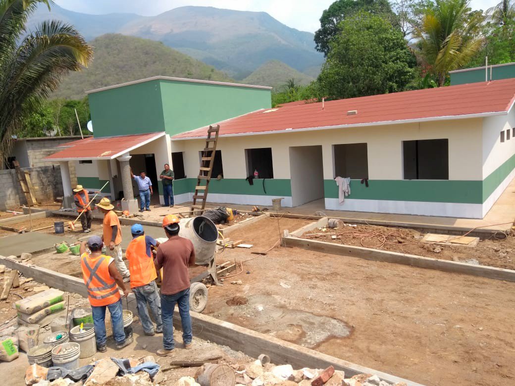 joseangelmatter's tweet photo. En #Xadani supervisamos los avances de la unidad médica, así como la 2da etapa de esta construcción.  Mi agradecimiento a @COPLADE_GobOax y a nuestro Gdor. @alejandromurat , por que gracias a su apoyo, hoy podemos visualizar importantes avances de esta obra a punto de concluir. https://t.co/jGzuklj7hi