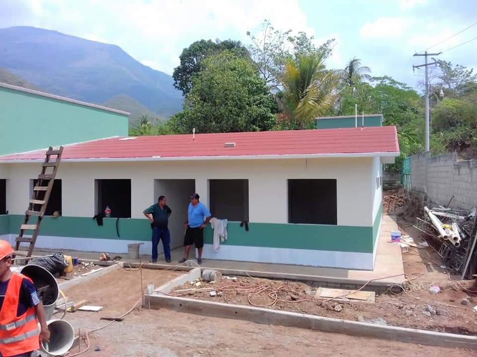joseangelmatter's tweet photo. En #Xadani supervisamos los avances de la unidad médica, así como la 2da etapa de esta construcción.  Mi agradecimiento a @COPLADE_GobOax y a nuestro Gdor. @alejandromurat , por que gracias a su apoyo, hoy podemos visualizar importantes avances de esta obra a punto de concluir. https://t.co/jGzuklj7hi