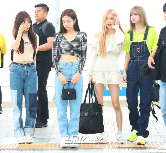 BLACKPINKCNTRAL's tweet photo. [190606] PRESS] BLACKPINK at Incheon Airport on the way to Philippines for Shopee Event

#BLACKPINK #블랙핑크 @ygofficialblink https://t.co/bUNQIGVoU8