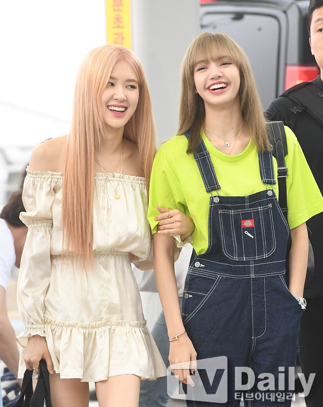 BLACKPINKCNTRAL's tweet photo. [190606] PRESS] BLACKPINK at Incheon Airport on the way to Philippines for Shopee Event

#BLACKPINK #블랙핑크 @ygofficialblink https://t.co/bUNQIGVoU8