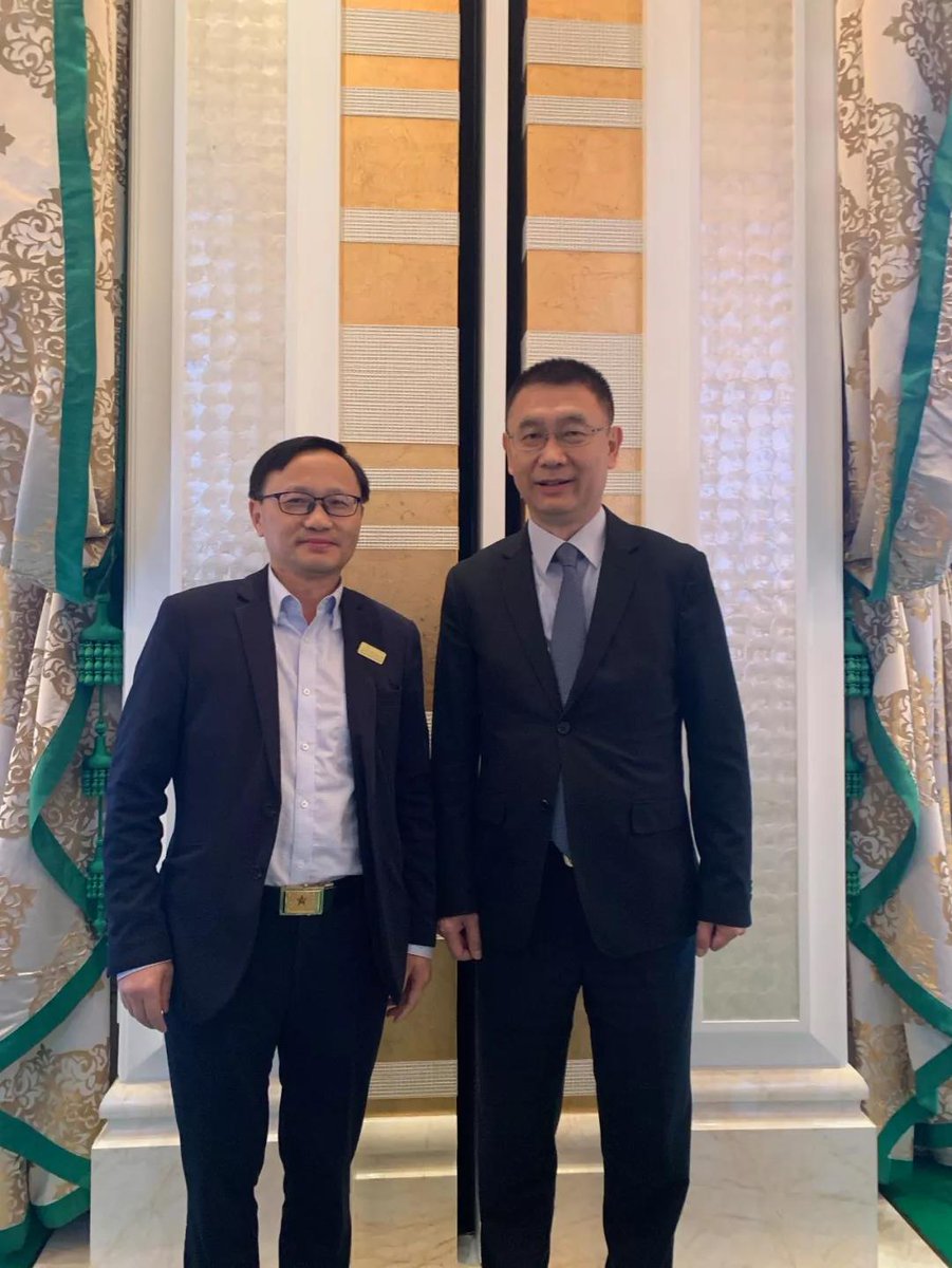 ChainOracle's tweet image. The founder of the ORA chain ShI Zhu and deputy director of the liaison office of Chinese Government in Macao Special Administrative Region Yao Jian was invited to attend the ceremony of the IBF boxing gold belt in Macau (P1),Sh izhu congratulated Chinese athlete Fanlong Men (P2)