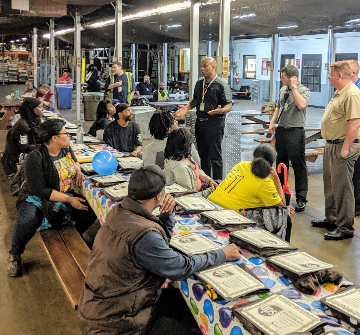 Franciscovh17's tweet photo. Night Hub sort Manager @phillyteamsfan8 chatting with the new teammates that gained seniority. Our expectations at #TeamPHLSnaps are for everyone to live the #keys2safety everyday. @JohnEitel2 @UPSTrayceParker @JCash202 @EricLinderUPS @LeisnerNancy @ted_ups https://t.co/AU2Khy9zXT