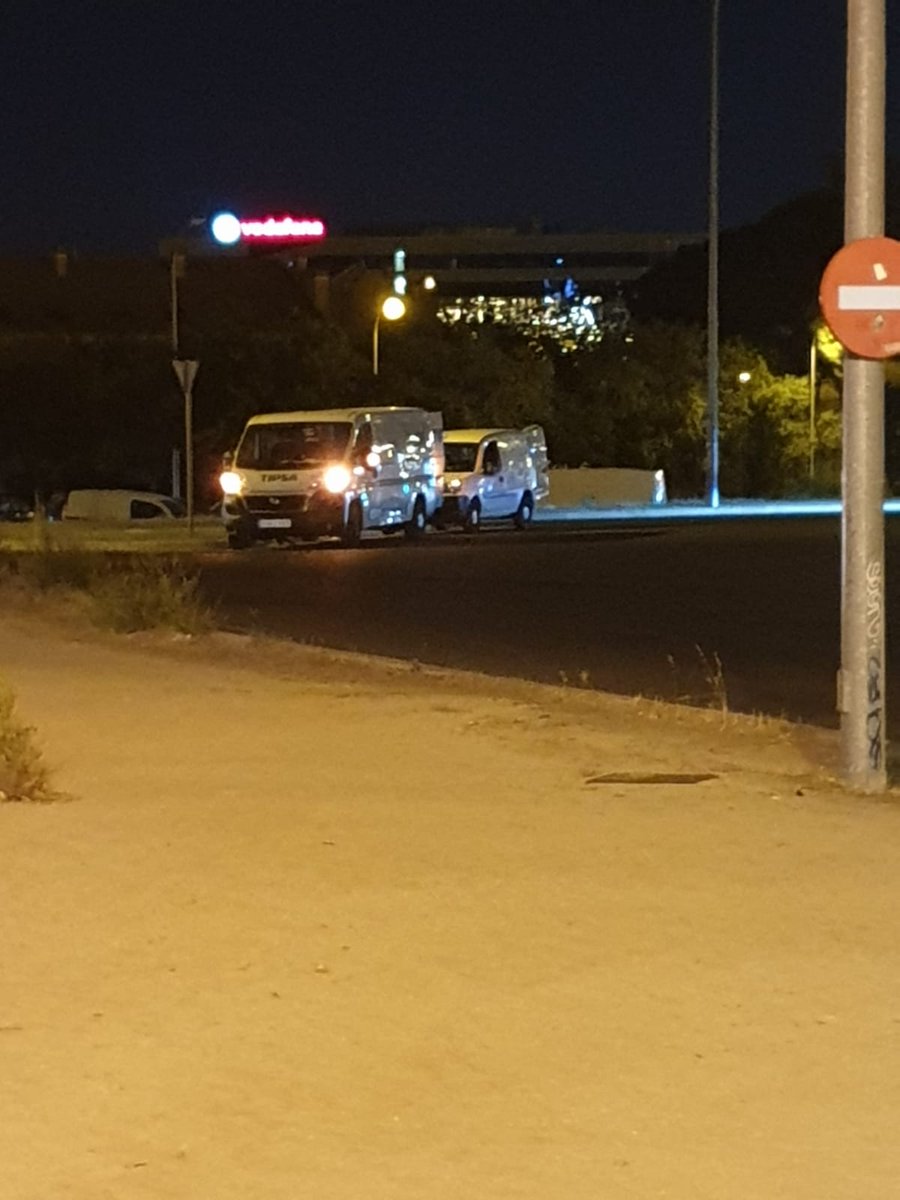 Para qué se van a repartir la mercancía en el aparcamiento que hay al lado si en plena rotonda de Canillejas se hace mejor??? Ole por estos conductores de <a href="/TIPSA_red/">TIPSA</a> #asinosva