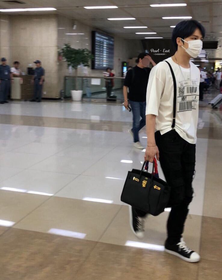 PEARLEASThk's tweet photo. Jaejoong at Gimpo arrival 
短暫回國的在中
韓国に到着🇰🇷

@bornfreeonekiss 
#ジェジュン  #JYJ #김재중 #재중 #영웅재중 #kjj #kimjaejoong #jaejoong #jejung #金在中 https://t.co/fno8z62fMt