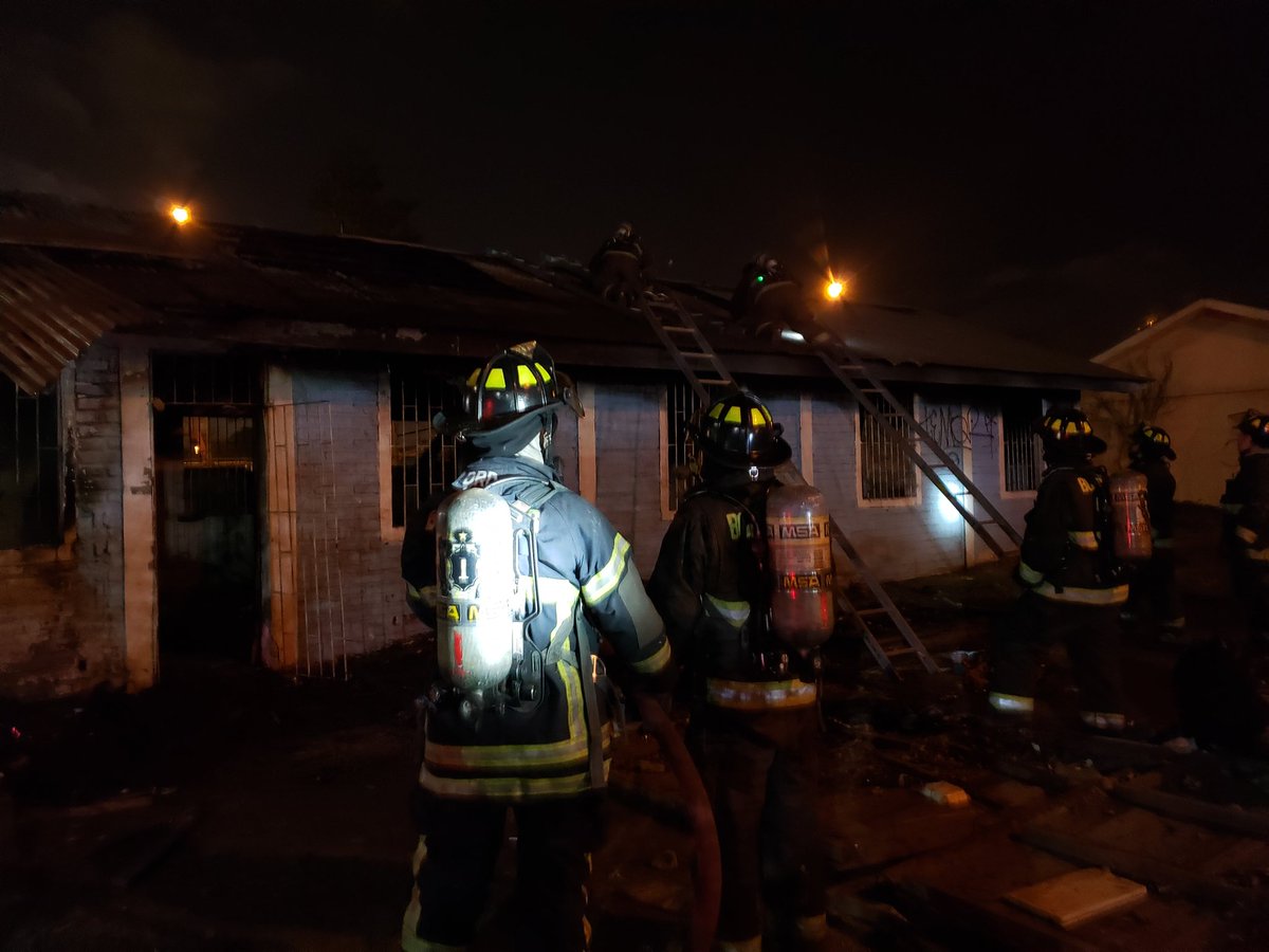 puentealto_pald's tweet photo. Bomberos trabaja en fuego en casa no habitada, tránsito se encuentra cortado por Ejército Libertador y calle Rafael Alberti, sin personas lesionadas. El fuego se encuentra controlado. @cbptealto https://t.co/4ywNZBttZf