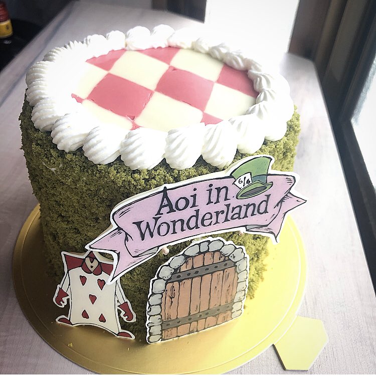 モロン 今日は アリスケーキ を仕上げました あんまり可愛くできて心臓ばくばく 外は真夏 無事に持って帰れますように 不思議の国のアリス お菓子作り好きな人と繋がりたい ディズニー T Co Vznlswcqp7 Twitter