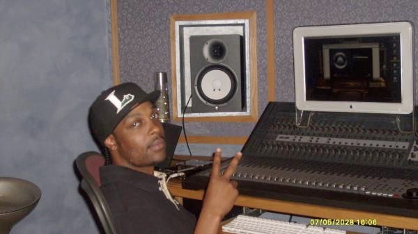 KyEngineerin's tweet photo. Hey Twitter, I’m a recording/mixing engineer. I’m really trying to get more clients. Help me out by RT’n this please. Thank you 🙏🏾 https://t.co/jCaolRdx8g
