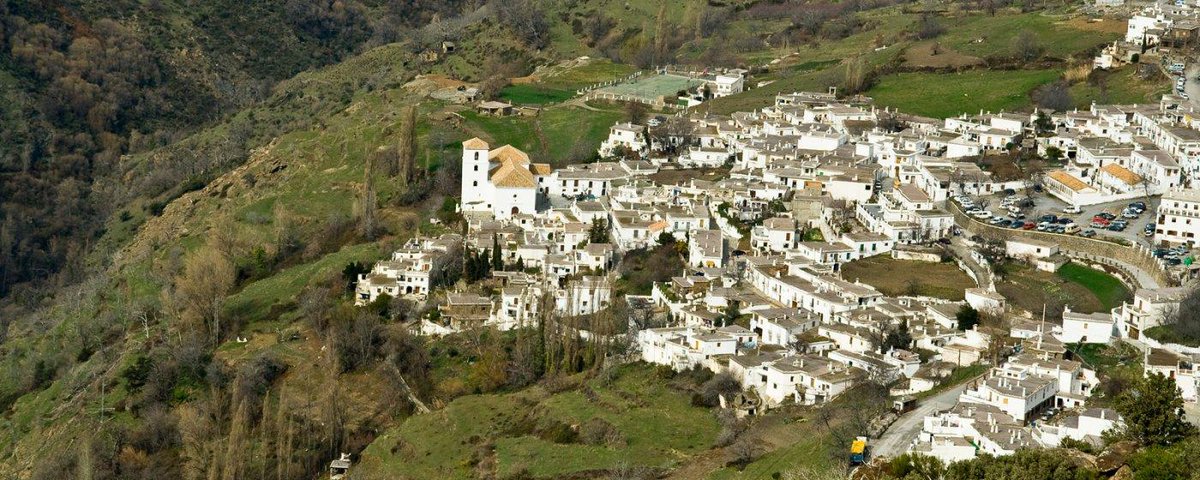 Amanecemos en plena Alpujarra granadina, en Bubión, un pueblo declarado Conjunto Histórico Artístico de arquitectura bereber. Los alrededores y sus atardeceres son increíbles; el pueblo en sí, de calles empinadas y tejados de pizarra, lo convierten en visita obligada #BuenosDïas