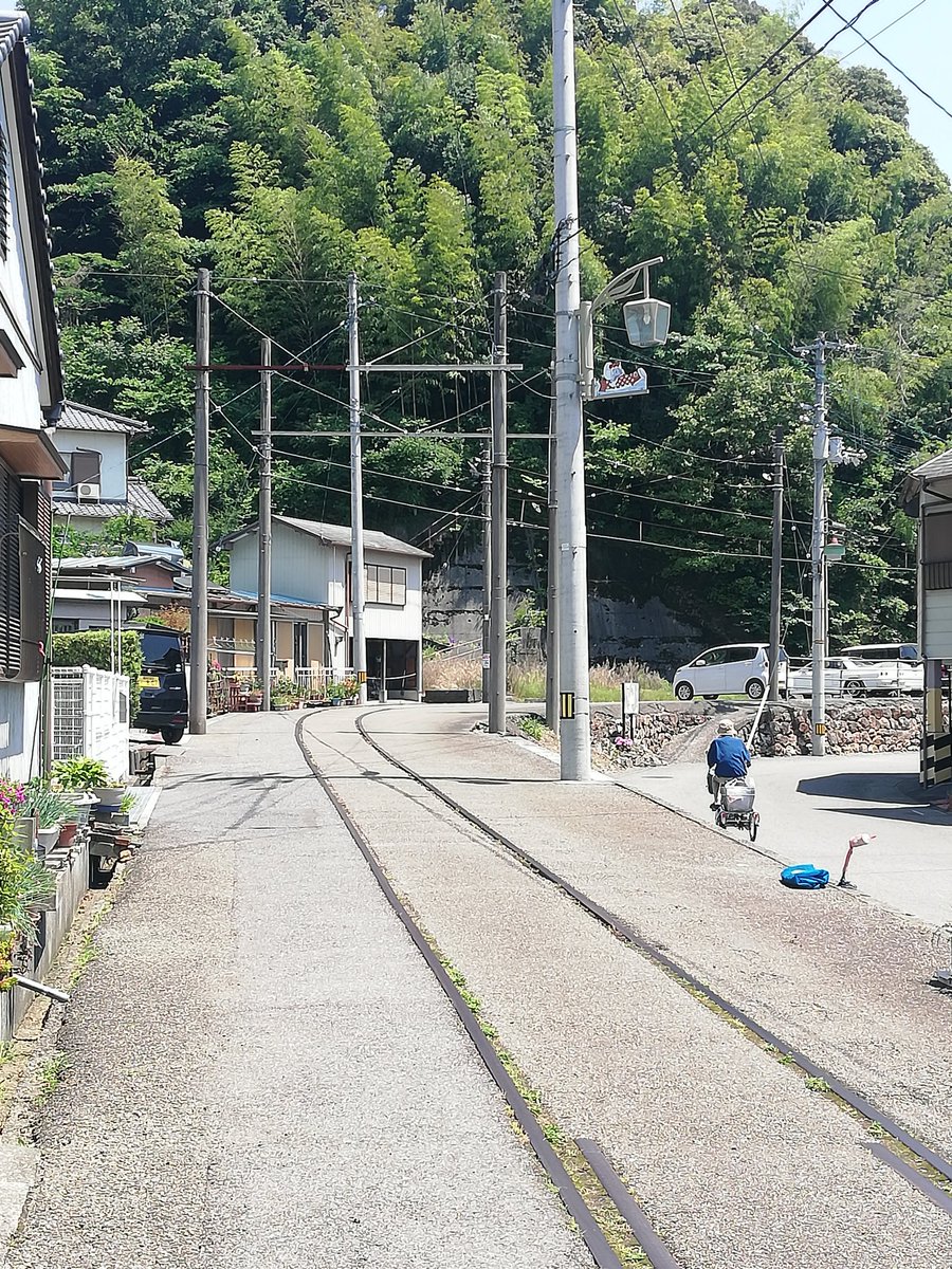 小倉沙耶 とさでん伊野線の終点 伊野停留場から伸びる伊野車庫の留置線跡 前回来たときは草木がもしゃもしゃだったけど 今回はそこまで埋もれてはおらず