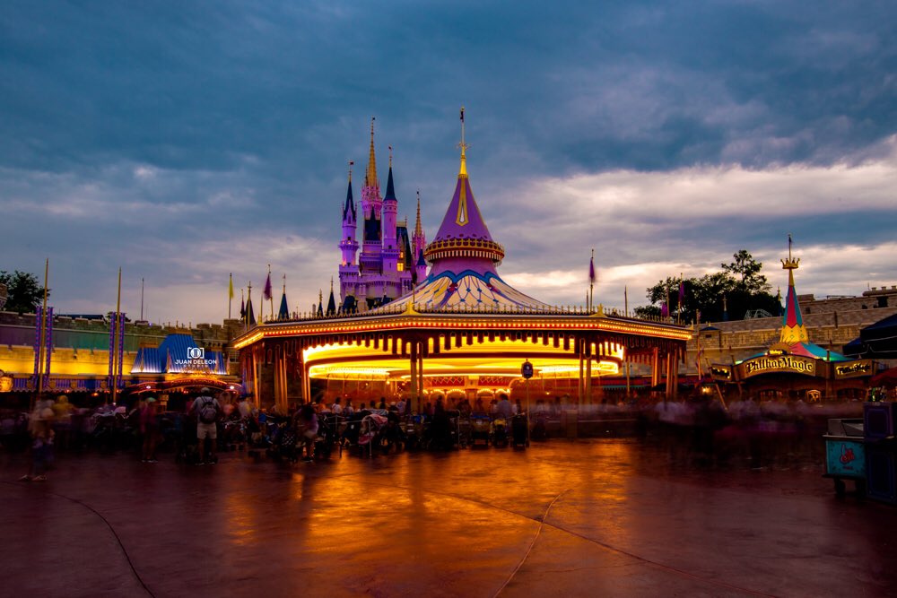 bikevato's tweet image. Few photos the Ferris Wheel is turning. The photo was taken at a slow shutter. Epcot has the Garden Festival with beautiful works of art. #juandeleonstudio #spolied #waltdisneyworld #freshepcot  #freshepcot2019 #freshepcotfestival @WaltDisneyWorld @DisneyParks