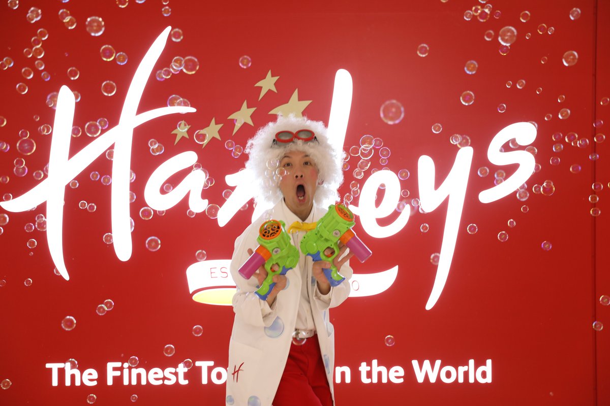 HamleysJp's tweet photo. 【横浜店】バブルショー
日にち：6月8日（土）、6月9日（日）
時間：14時30分～/16時～
場所：2階　スポーツプレイゾーン

詳しくはこちら↓
https://t.co/9YwkNMck0S

シャボン玉を使って、バブル博士がいろいろな実験をする、参加型のバブルショー！見て、参加して、大人もこどもも一緒に楽しもう！ https://t.co/qIf7qwKPio