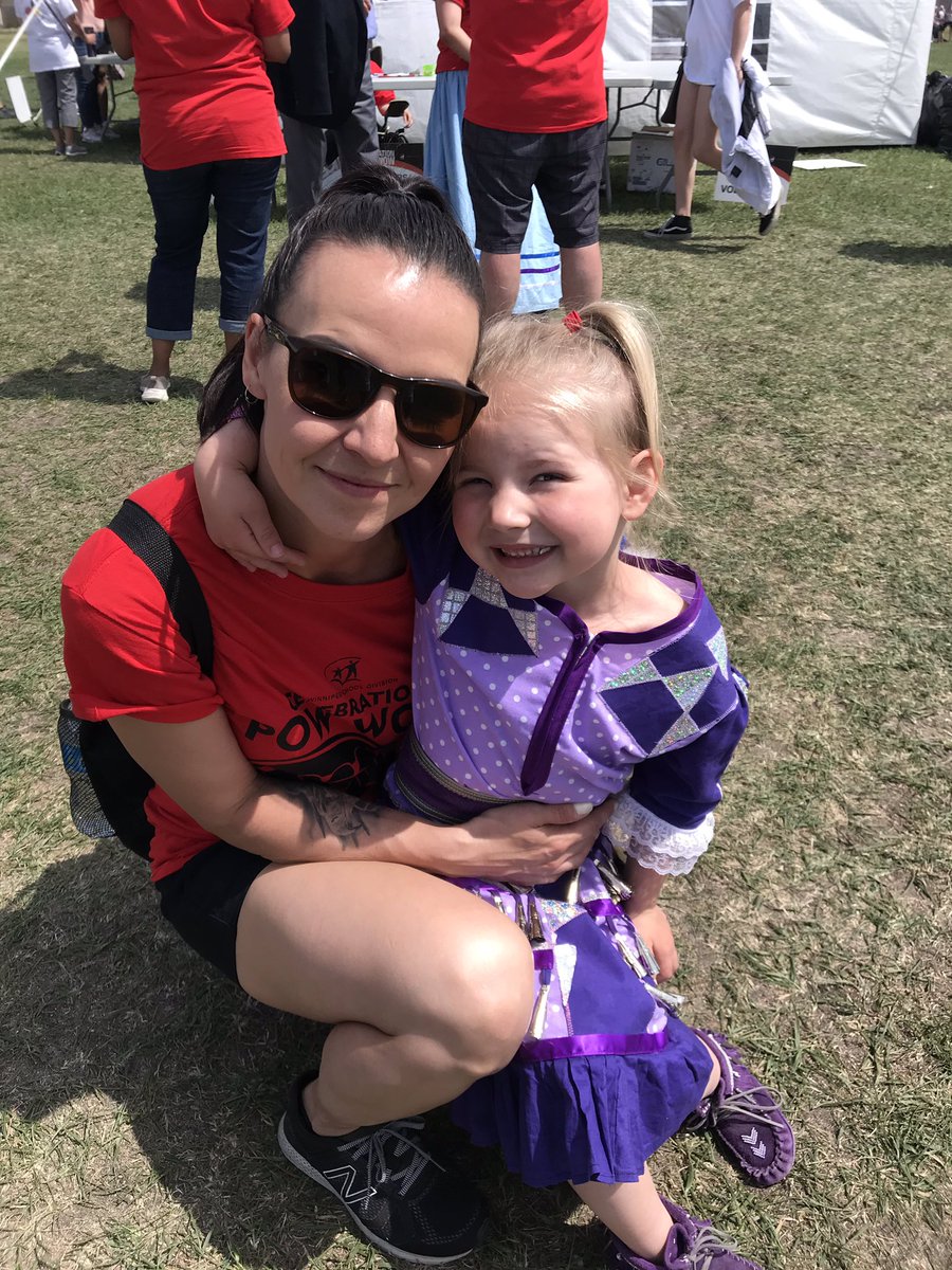 LeanneSmithK's tweet image. Had a fabulous time at the #WSDPowWow today. I love how our school divisions within the city include and support one another. Miigwech for welcoming us! @RinaWhitford @lindsey_trudeau @Apringii @Kobewka #winnipegschools #IndigenousEd